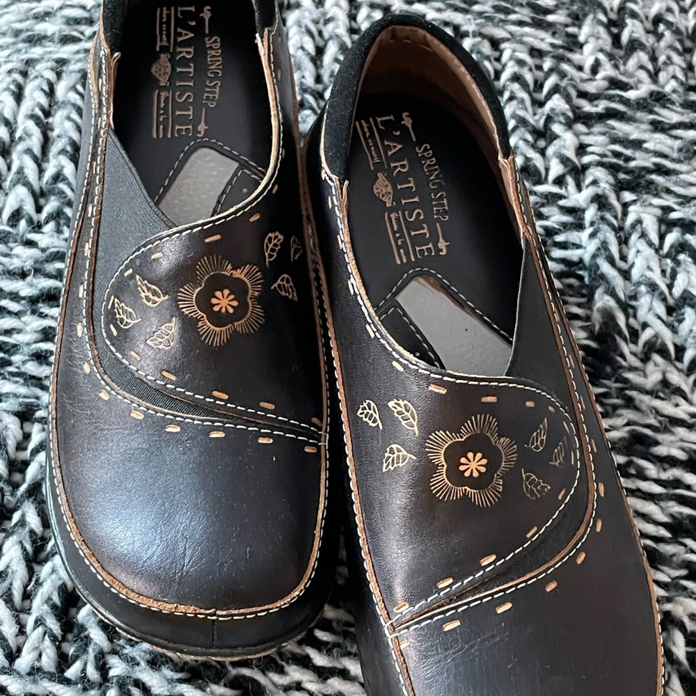 Spring Step L'Artiste Burbank Black Leather Clogs with Floral Design sz 37/6.5